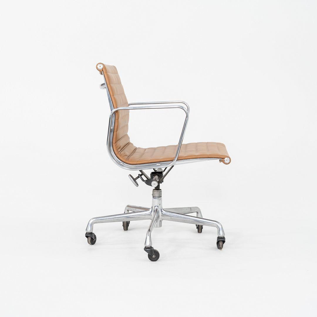 2010er Herman Miller Eames Aluminium Gruppe Management Schreibtischstuhl in Leder im Angebot 4