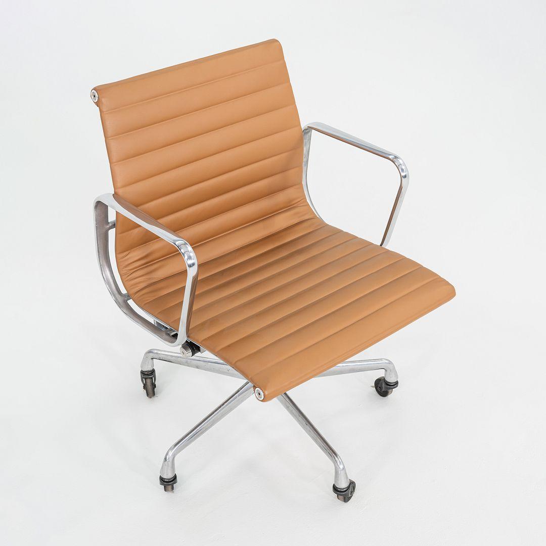 2010er Herman Miller Eames Aluminium Gruppe Management Schreibtischstuhl in Leder im Angebot 5