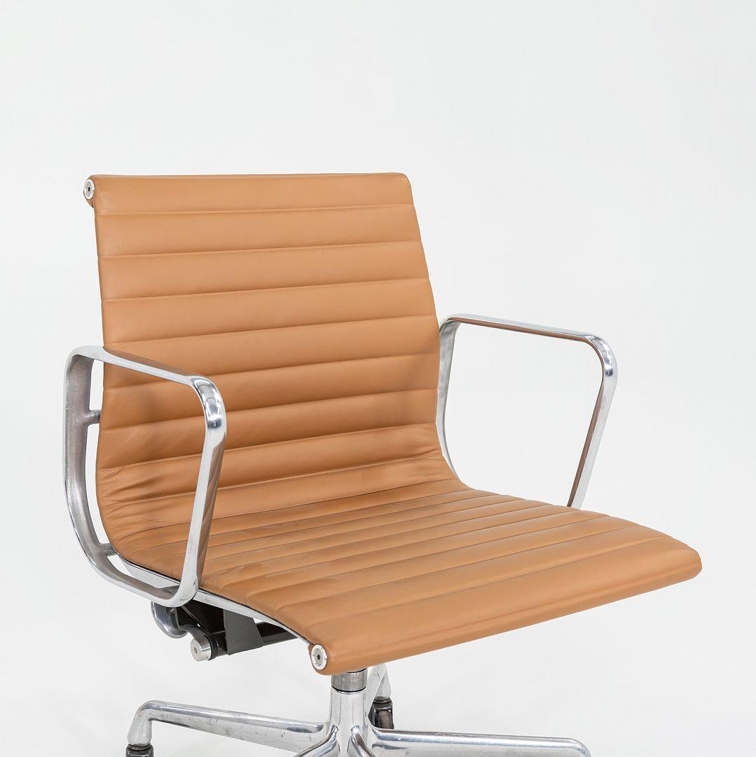 2010er Herman Miller Eames Aluminium Gruppe Management Schreibtischstuhl in Leder im Angebot 6