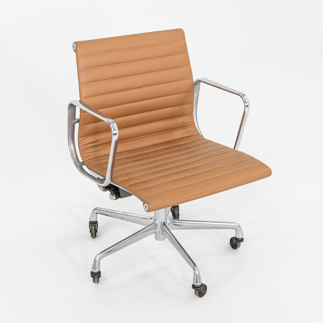 Dies ist ein Eames Aluminum Group Management Chair, Modell EA335, ursprünglich entworfen von Ray und Charles Eames für Herman Miller im Jahr 1958. Dieses besondere Exemplar wurde in den 2010er Jahren hergestellt. Das Design zeichnet sich durch ein