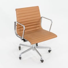 Silla de escritorio de dirección del grupo Eames de aluminio de Herman Miller de la década de 2010 en piel