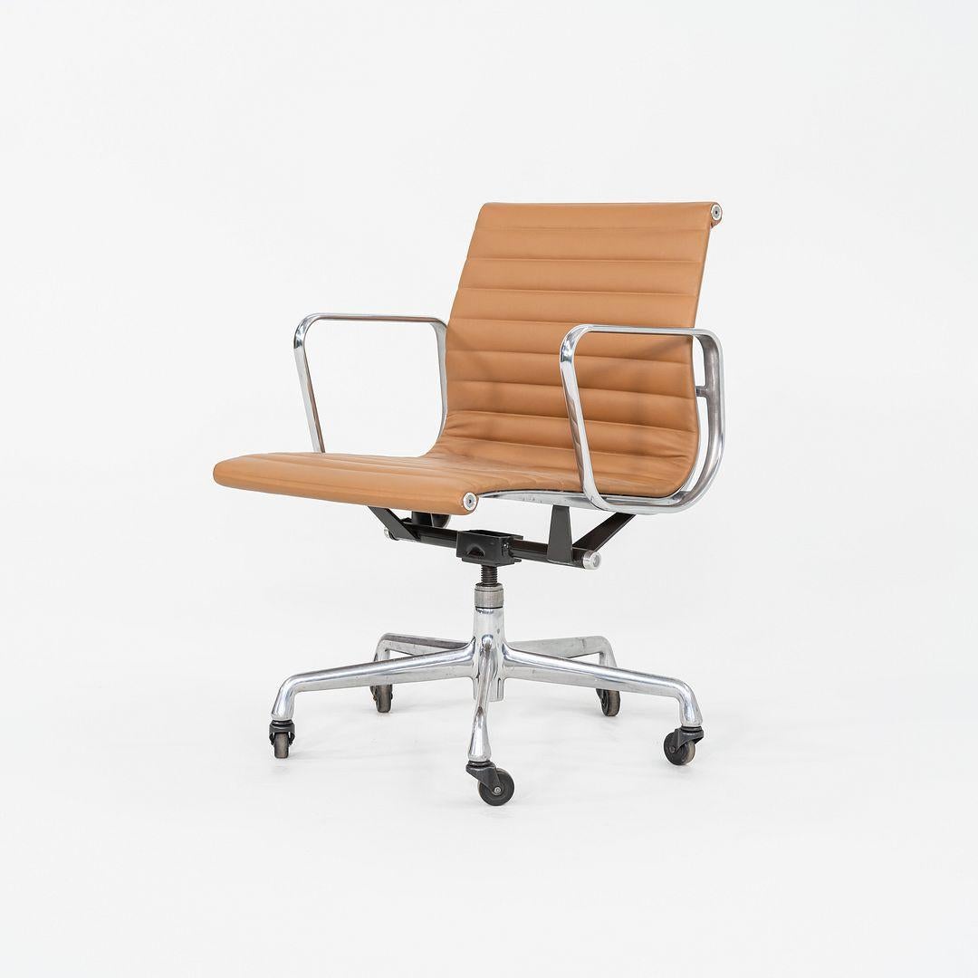 2010er Herman Miller Eames Aluminium Gruppe Management Schreibtischstuhl in Leder im Zustand „Gut“ im Angebot in Philadelphia, PA
