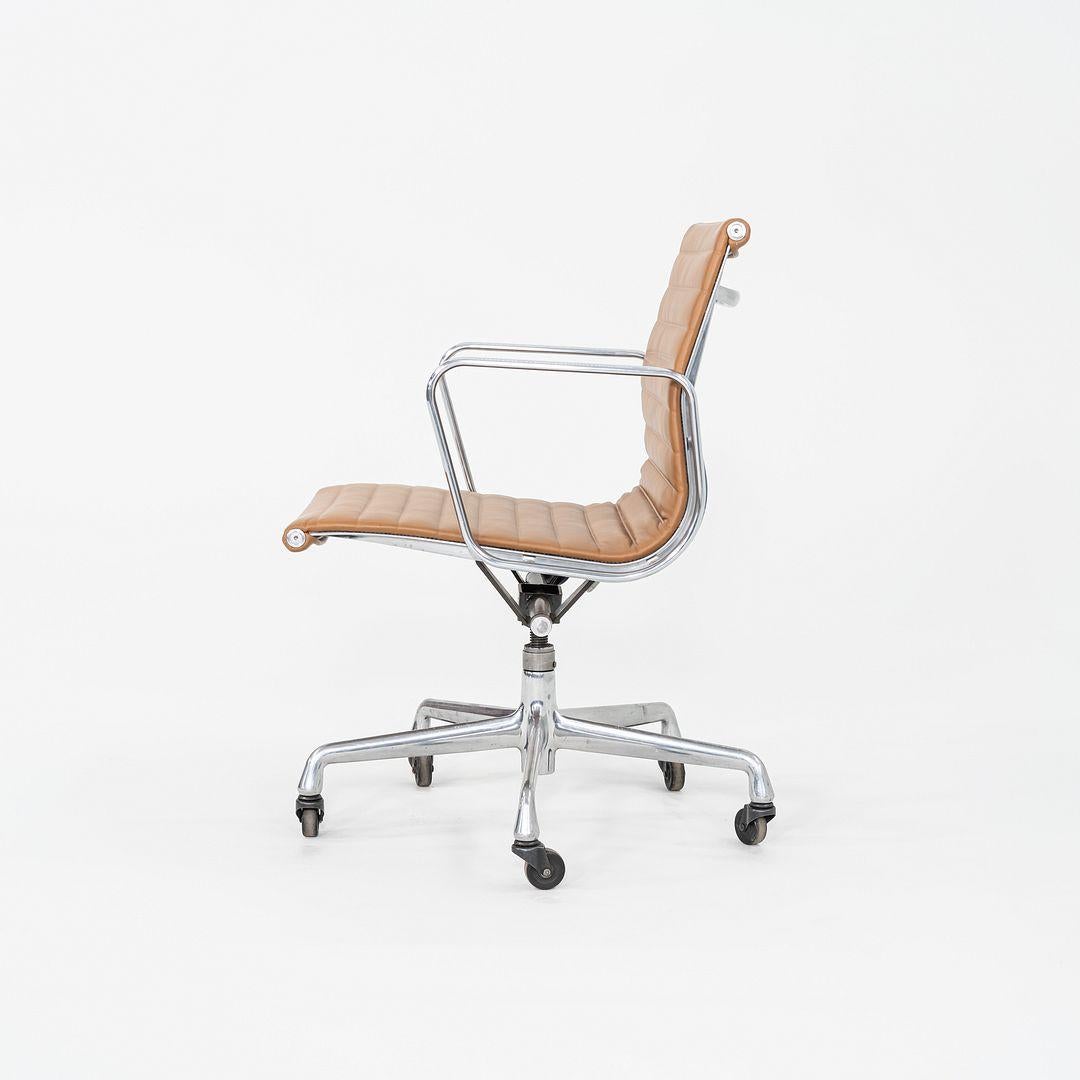 2010er Herman Miller Eames Aluminium Gruppe Management Schreibtischstuhl in Leder (21. Jahrhundert und zeitgenössisch) im Angebot