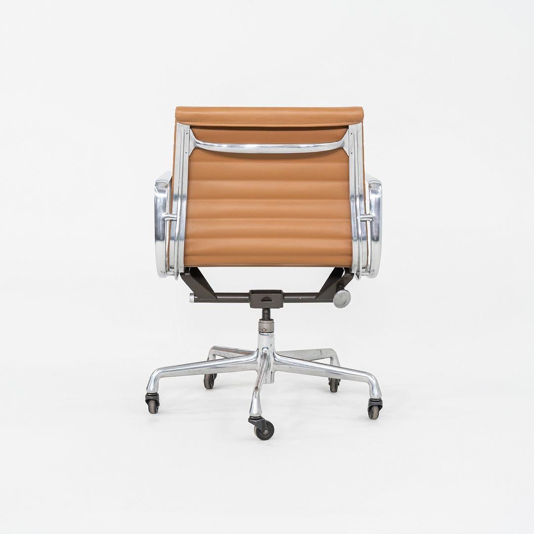2010er Herman Miller Eames Aluminium Gruppe Management Schreibtischstuhl in Leder im Angebot 1