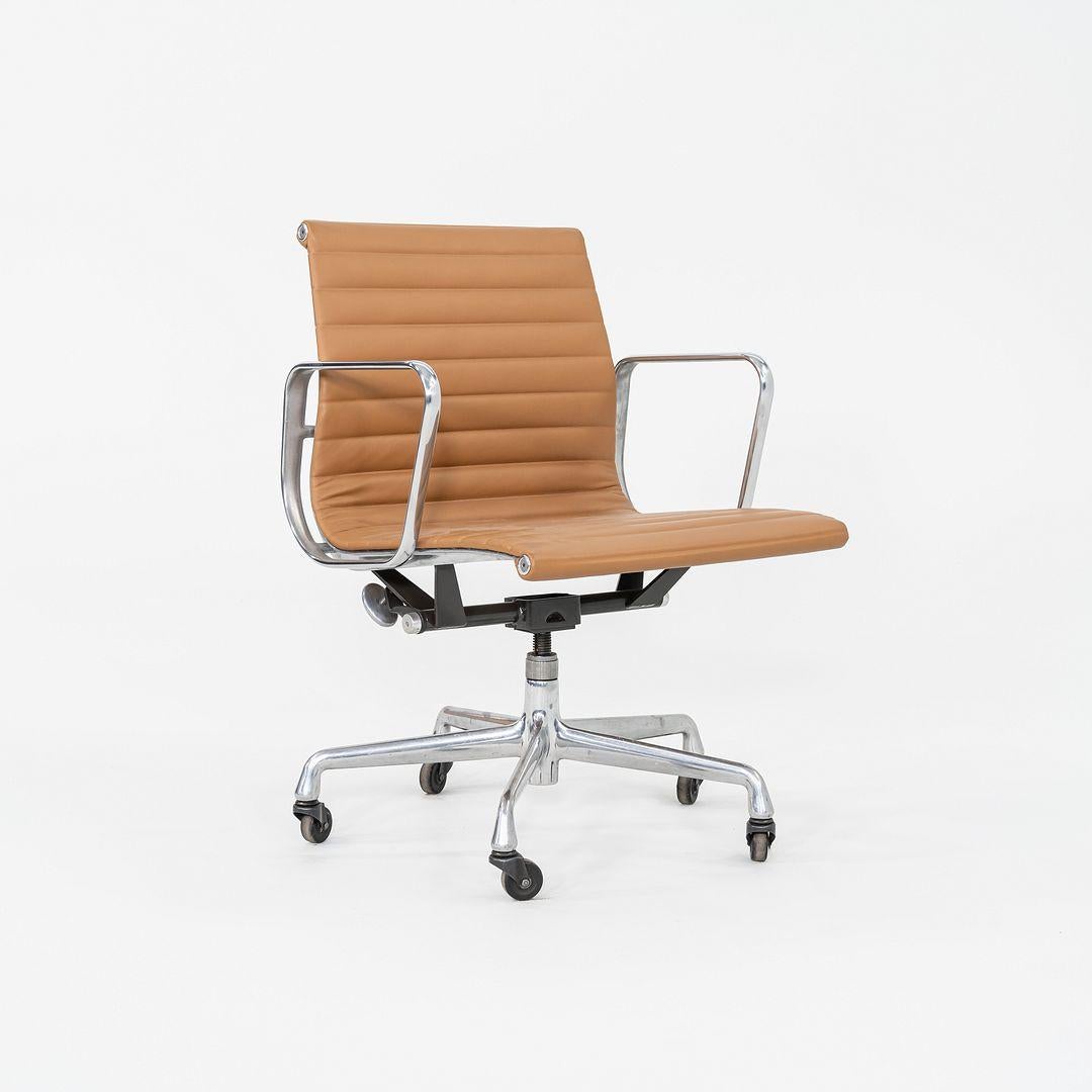 2010er Herman Miller Eames Aluminium Gruppe Management Schreibtischstuhl in Leder im Angebot 2