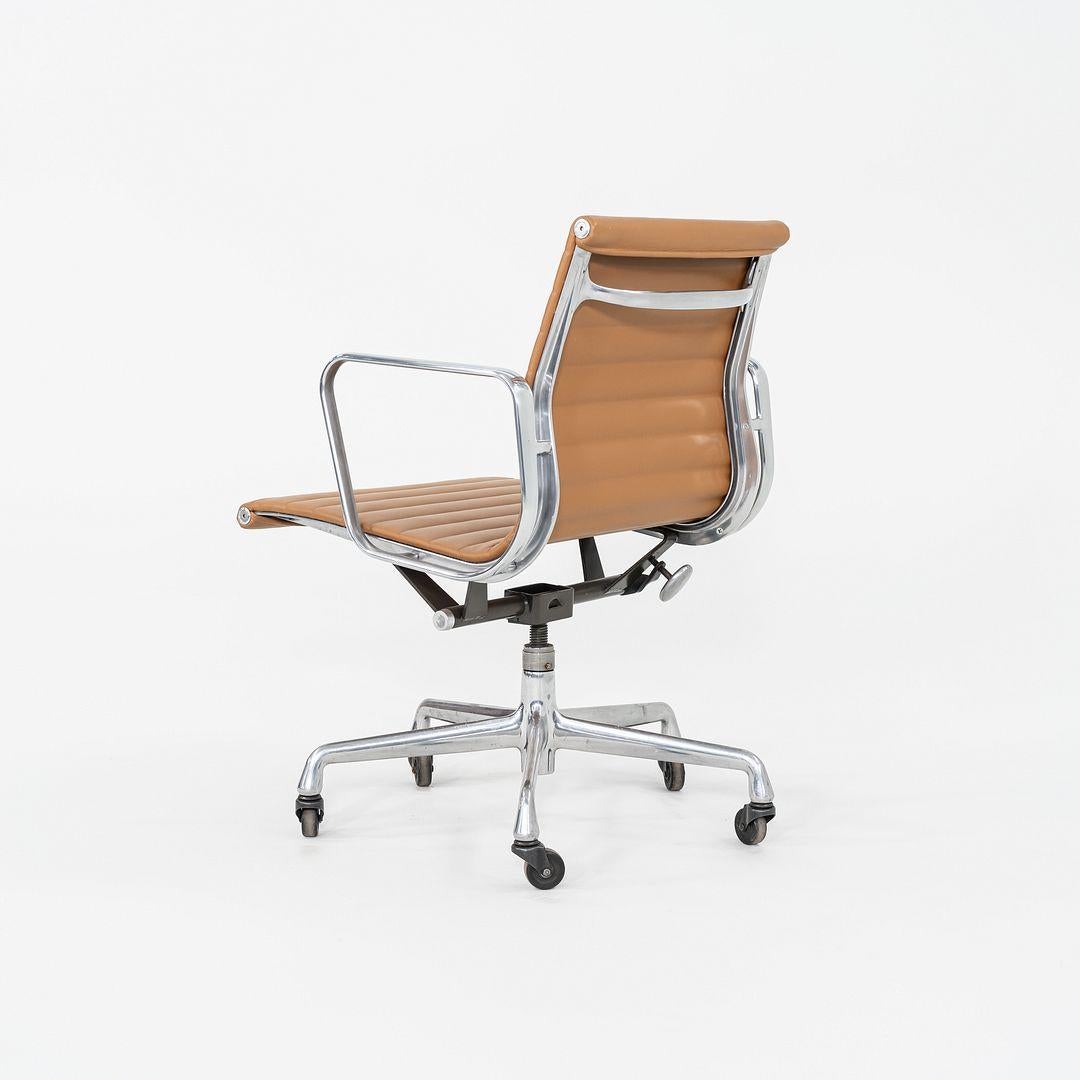 2010er Herman Miller Eames Aluminium Gruppe Management Schreibtischstuhl in Leder im Angebot 3