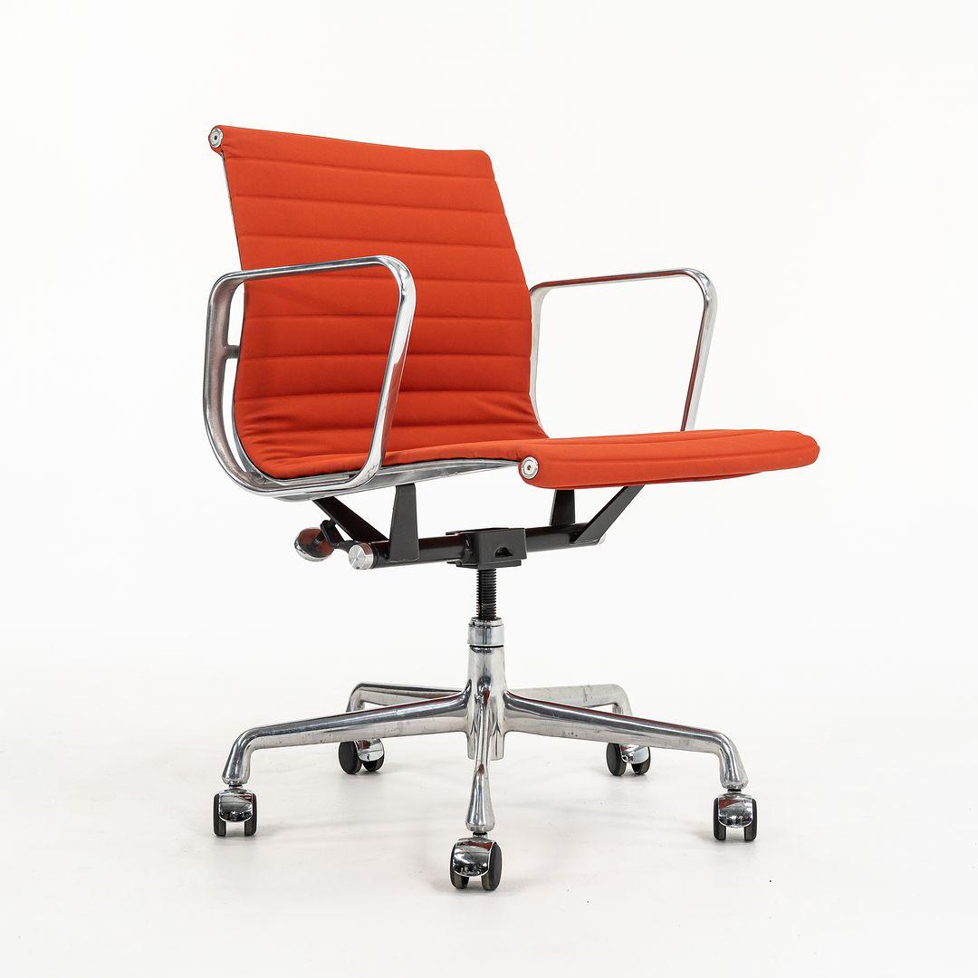 2010s Herman Miller Eames Aluminum Group Management Desk Chair in Leatherette For Sale 4