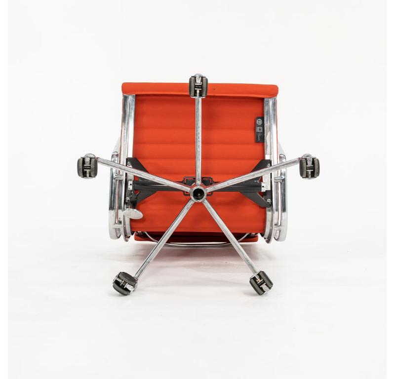 2010s Herman Miller Eames Aluminum Group Management Desk Chair in Leatherette For Sale 6