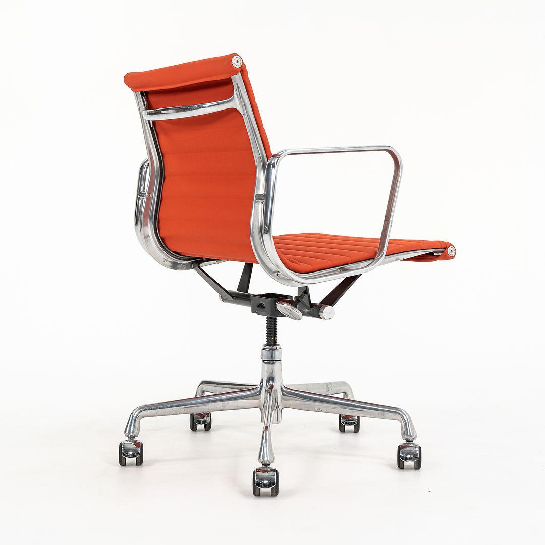 North American 2010s Herman Miller Eames Aluminum Group Management Desk Chair in Leatherette For Sale