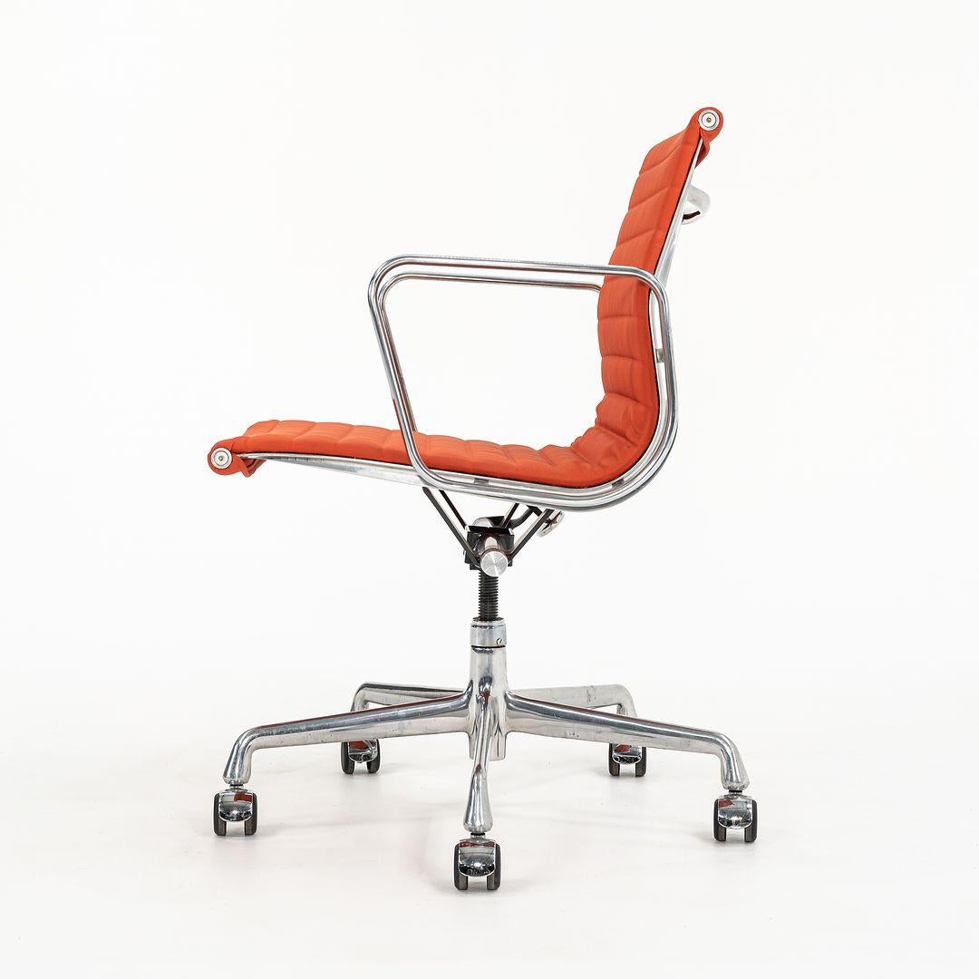 2010s Herman Miller Eames Aluminum Group Management Desk Chair in Leatherette In Good Condition For Sale In Philadelphia, PA