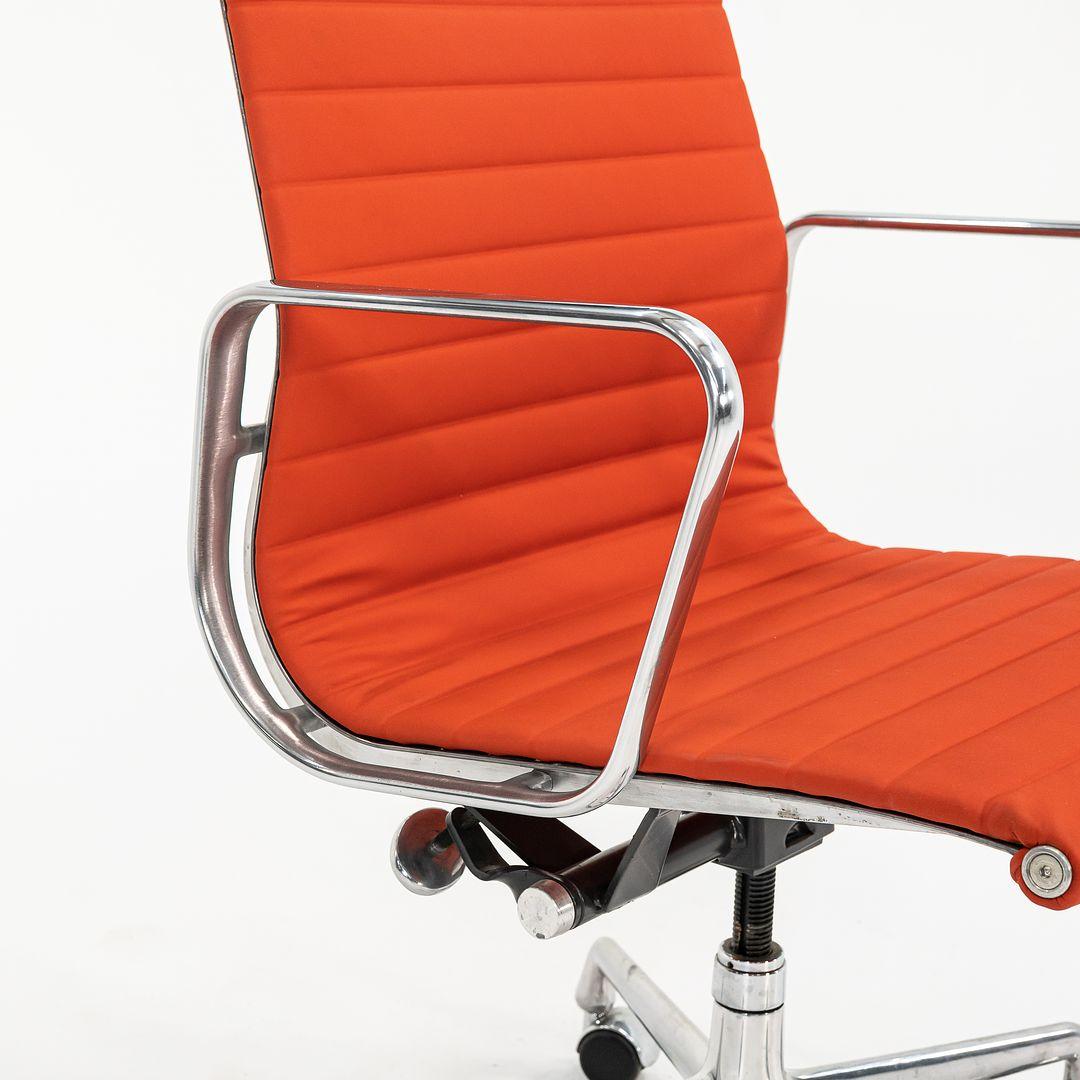 2010s Herman Miller Eames Aluminum Group Management Desk Chair in Leatherette For Sale 2