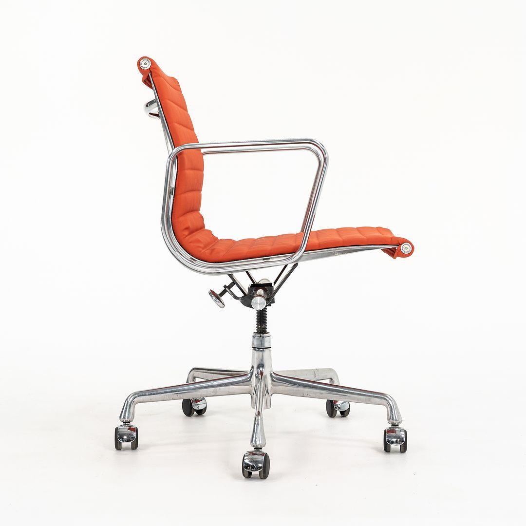 2010s Herman Miller Eames Aluminum Group Management Desk Chair in Leatherette For Sale 3