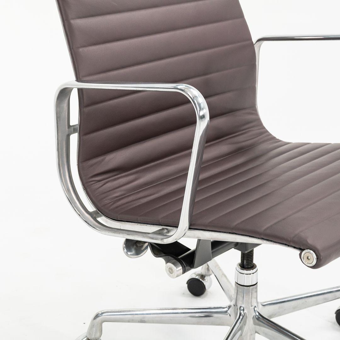 2010s Herman Miller Eames Aluminum Group Management Desk Chair in Purple Leather For Sale 4