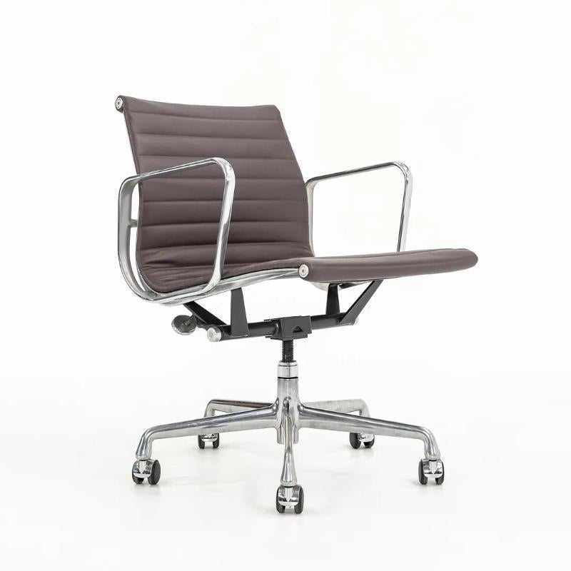 2010s Herman Miller Eames Aluminum Group Management Desk Chair in Purple Leather For Sale 6