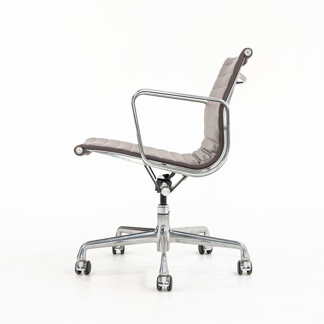 2010s Herman Miller Eames Aluminum Group Management Desk Chair in Purple Leather In Good Condition For Sale In Philadelphia, PA