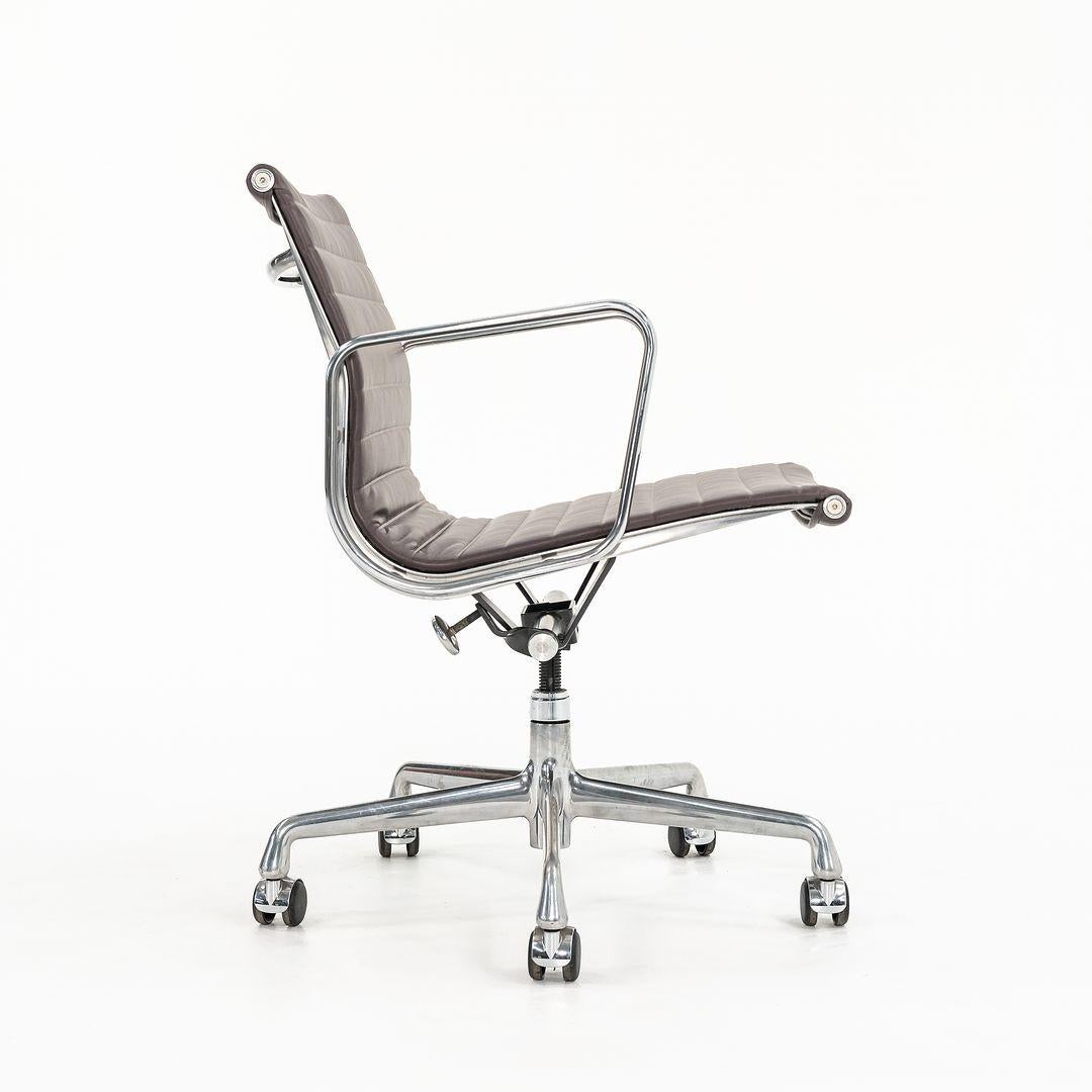 2010s Herman Miller Eames Aluminum Group Management Desk Chair in Purple Leather For Sale 1