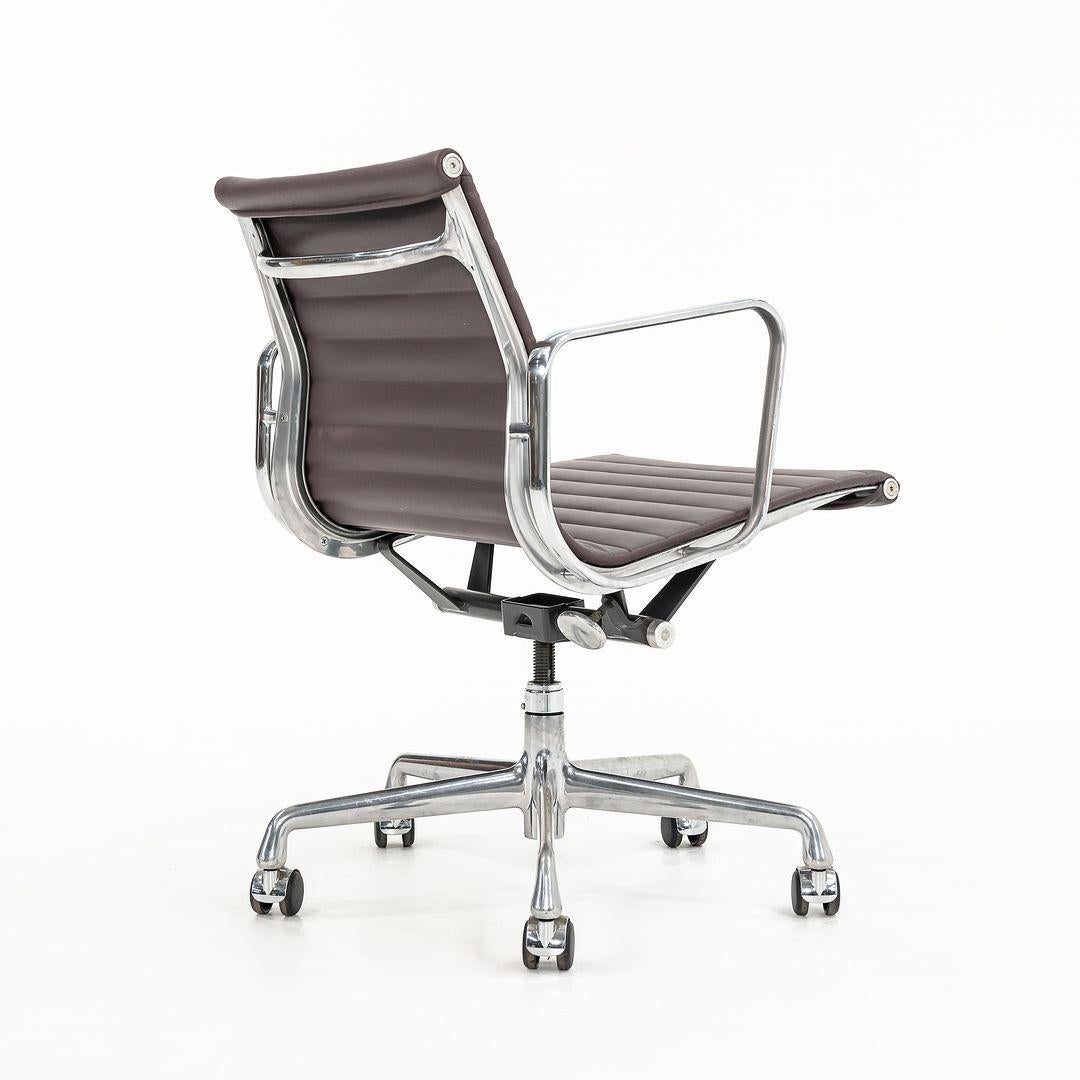 2010s Herman Miller Eames Aluminum Group Management Desk Chair in Purple Leather For Sale 2