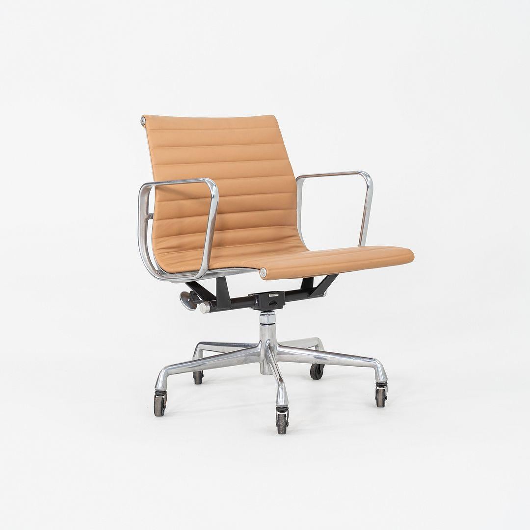 2010er Herman Miller Eames Aluminum Group Management-Schreibtischstuhl aus braunem Leder im Angebot 3