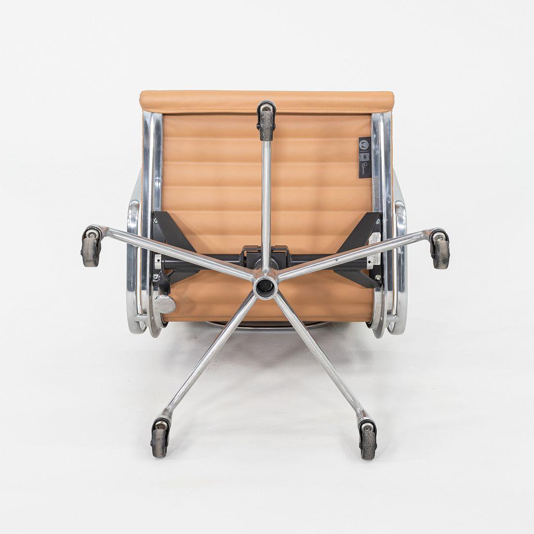 2010er Herman Miller Eames Aluminum Group Management-Schreibtischstuhl aus braunem Leder im Angebot 5