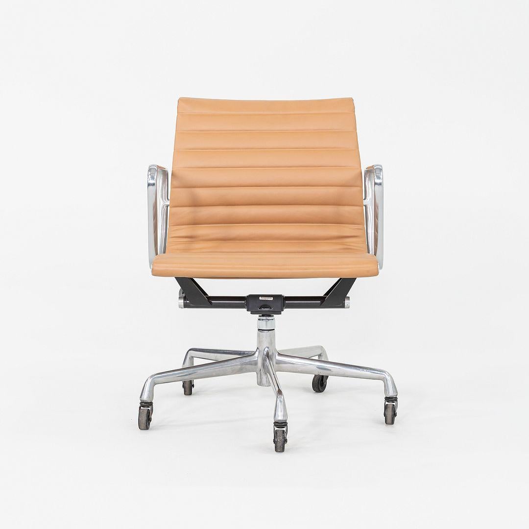 Dies ist ein Eames Aluminum Group Management Chair, Modell EA335, ursprünglich entworfen von Ray und Charles Eames für Herman Miller im Jahr 1958. Dieses besondere Exemplar wurde in den 2010er Jahren hergestellt. Das Design zeichnet sich durch ein