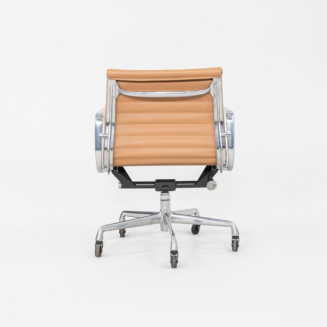 2010er Herman Miller Eames Aluminum Group Management-Schreibtischstuhl aus braunem Leder (Moderne) im Angebot