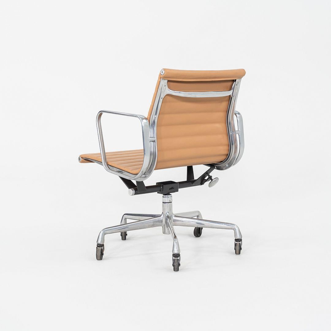 2010er Herman Miller Eames Aluminum Group Management-Schreibtischstuhl aus braunem Leder (amerikanisch) im Angebot