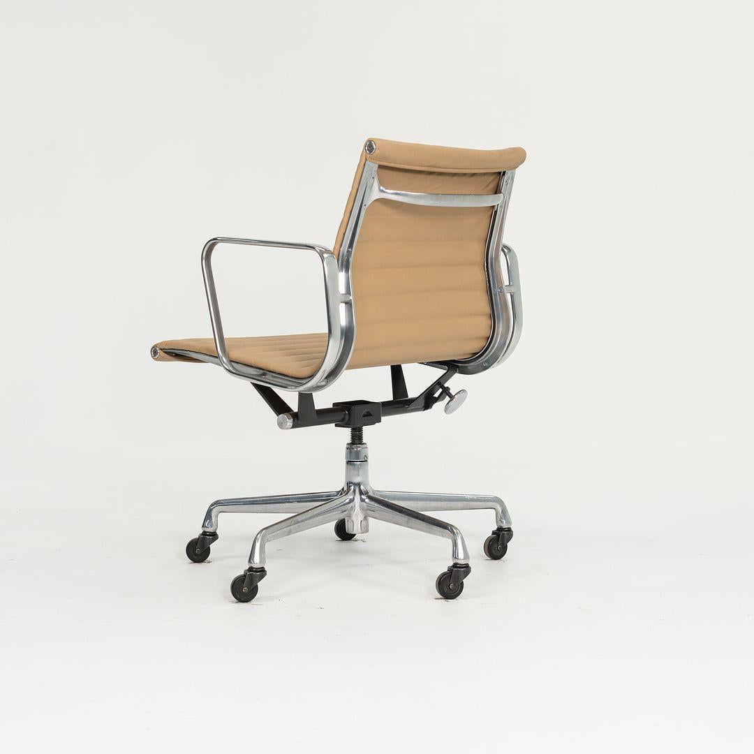 2010s Herman Miller Eames Aluminum Group Management Desk Chair in Tan Leather In Good Condition For Sale In Philadelphia, PA