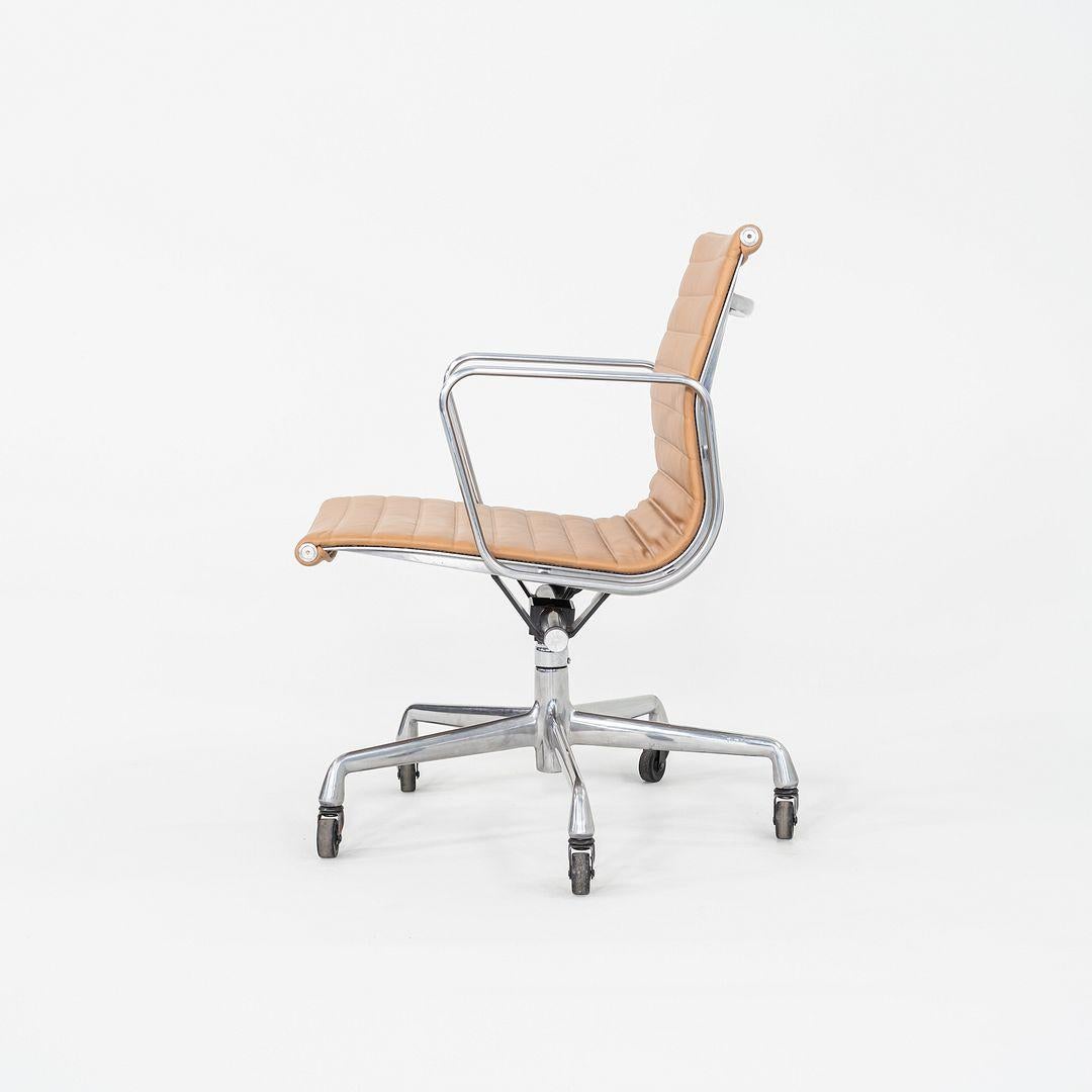 2010er Herman Miller Eames Aluminum Group Management-Schreibtischstuhl aus braunem Leder im Zustand „Gut“ im Angebot in Philadelphia, PA