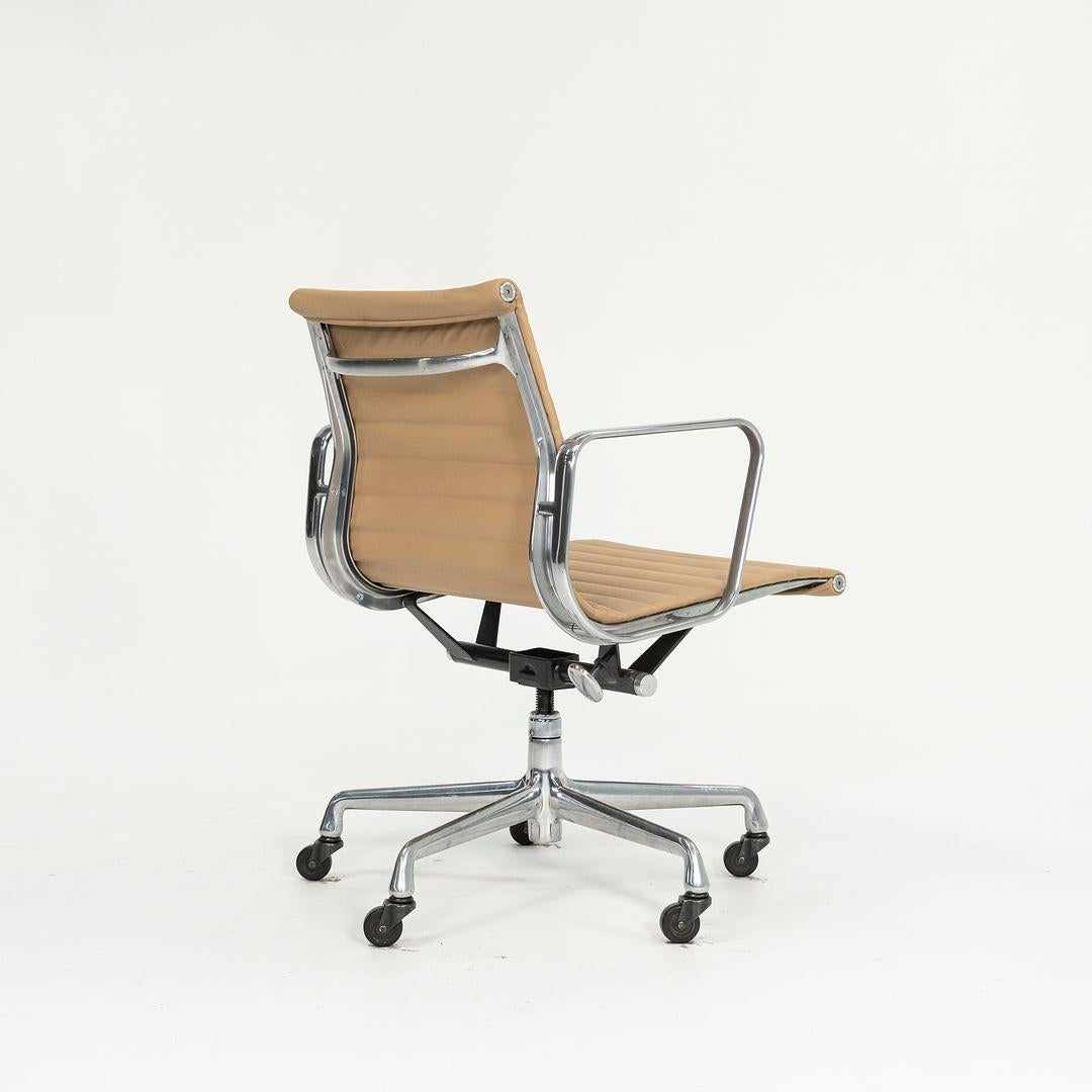 Contemporary 2010s Herman Miller Eames Aluminum Group Management Desk Chair in Tan Leather For Sale