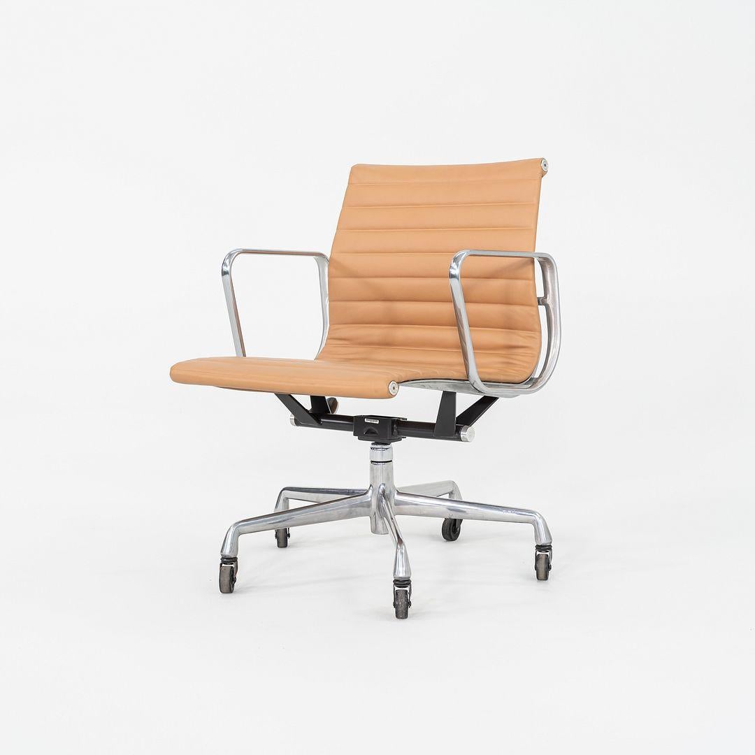 2010er Herman Miller Eames Aluminum Group Management-Schreibtischstuhl aus braunem Leder (21. Jahrhundert und zeitgenössisch) im Angebot