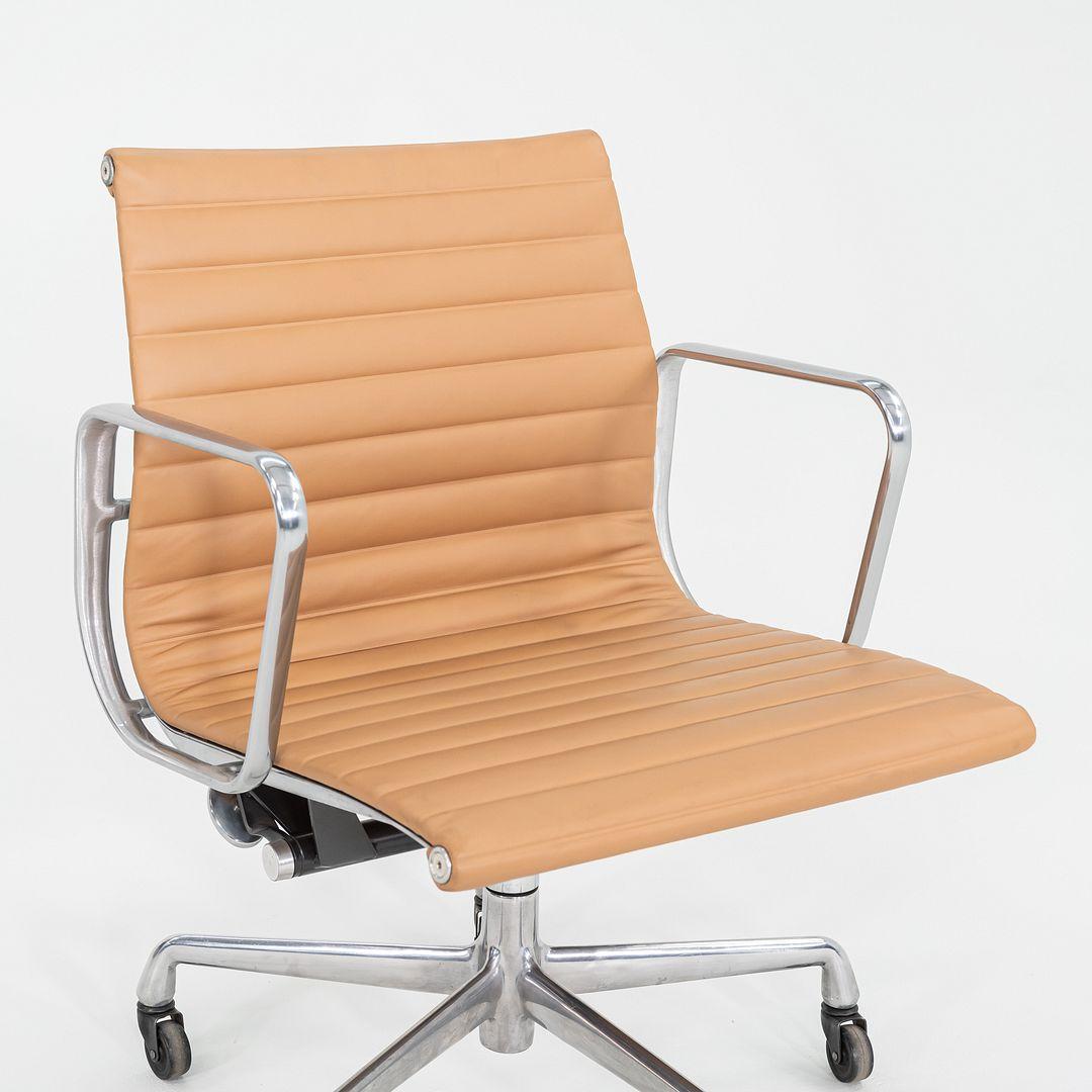2010er Herman Miller Eames Aluminum Group Management-Schreibtischstuhl aus braunem Leder im Angebot 1