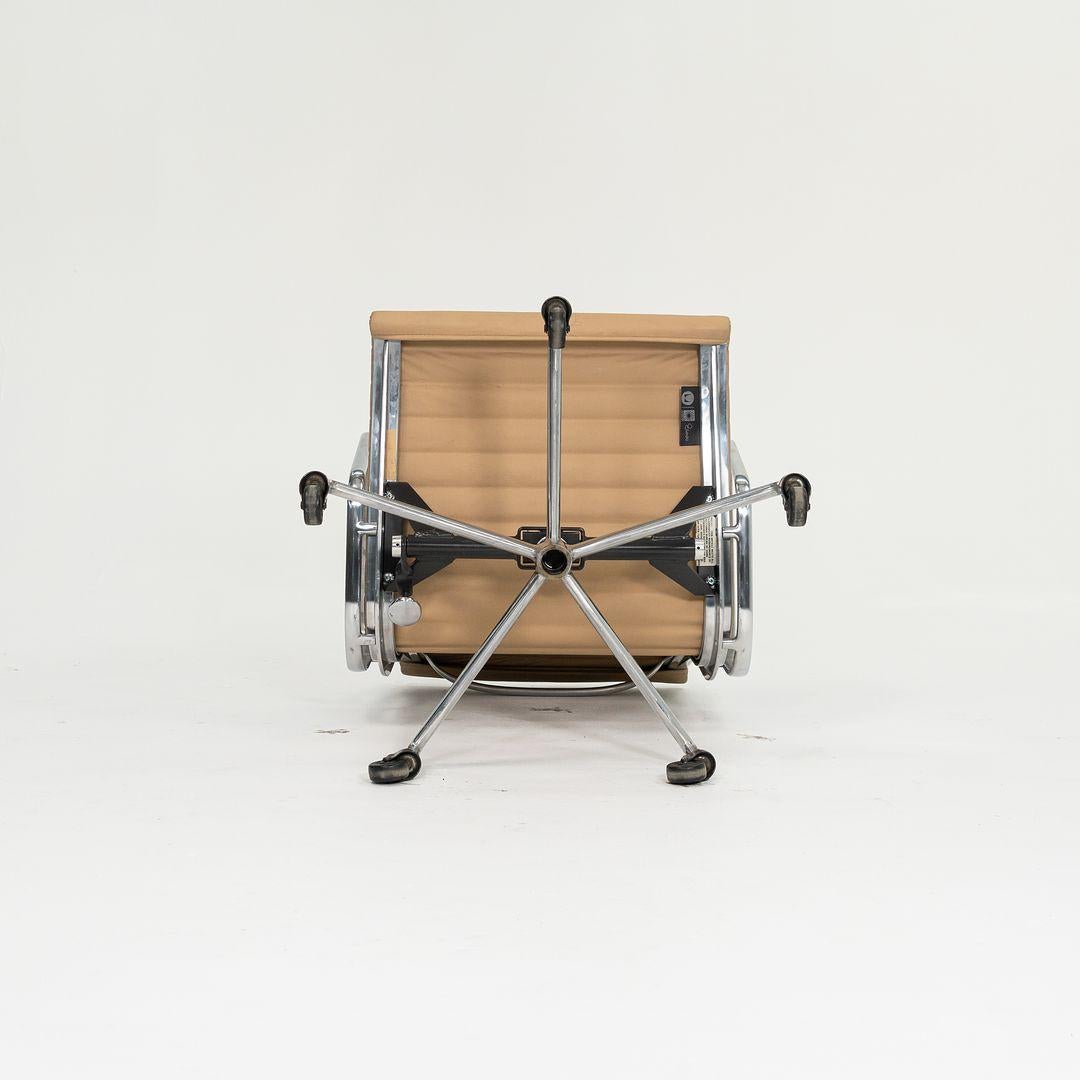 2010s Herman Miller Eames Aluminum Group Management Desk Chair in Tan Leather For Sale 3