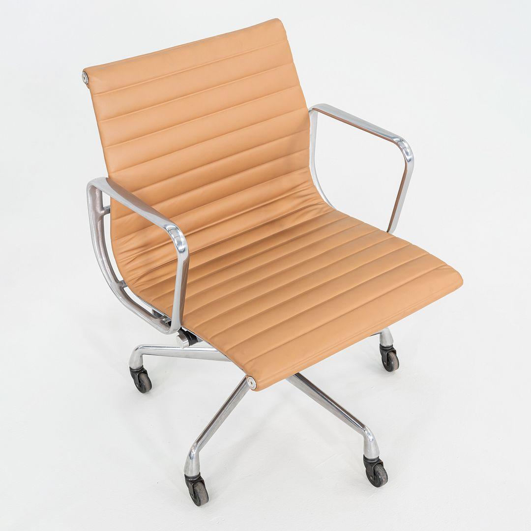 2010er Herman Miller Eames Aluminum Group Management-Schreibtischstuhl aus braunem Leder im Angebot 2