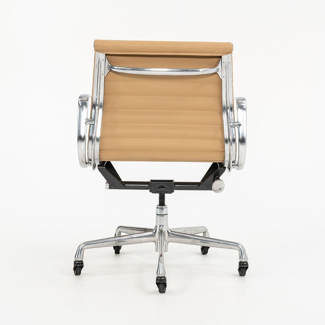 2010s Herman Miller Eames Aluminum Group Management Desk Chair in Tan Naugahyde For Sale 4