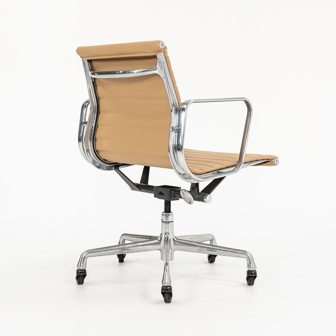 2010s Herman Miller Eames Aluminum Group Management Desk Chair in Tan Naugahyde For Sale 5