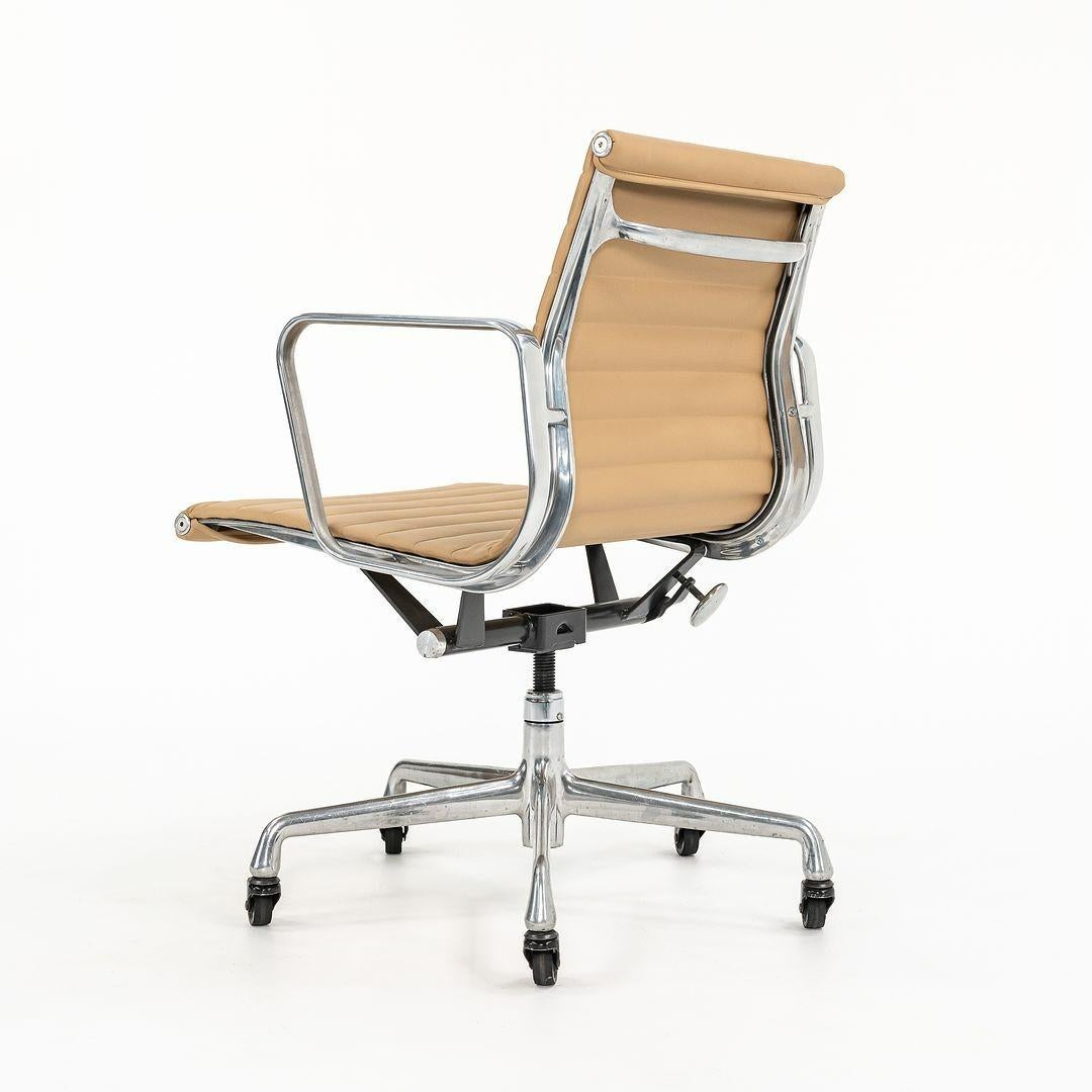 2010s Herman Miller Eames Aluminum Group Management Desk Chair in Tan Naugahyde For Sale 6