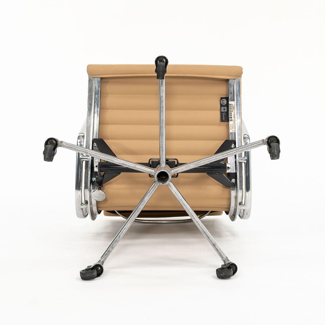 American 2010s Herman Miller Eames Aluminum Group Management Desk Chair in Tan Naugahyde For Sale