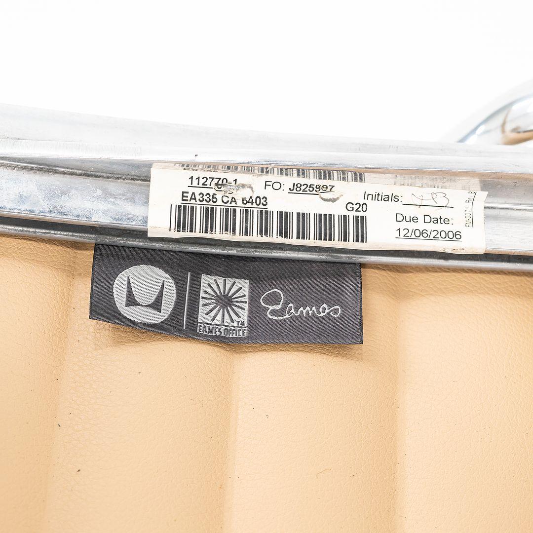 2010s Herman Miller Eames Aluminum Group Management Desk Chair in Tan Naugahyde In Good Condition For Sale In Philadelphia, PA