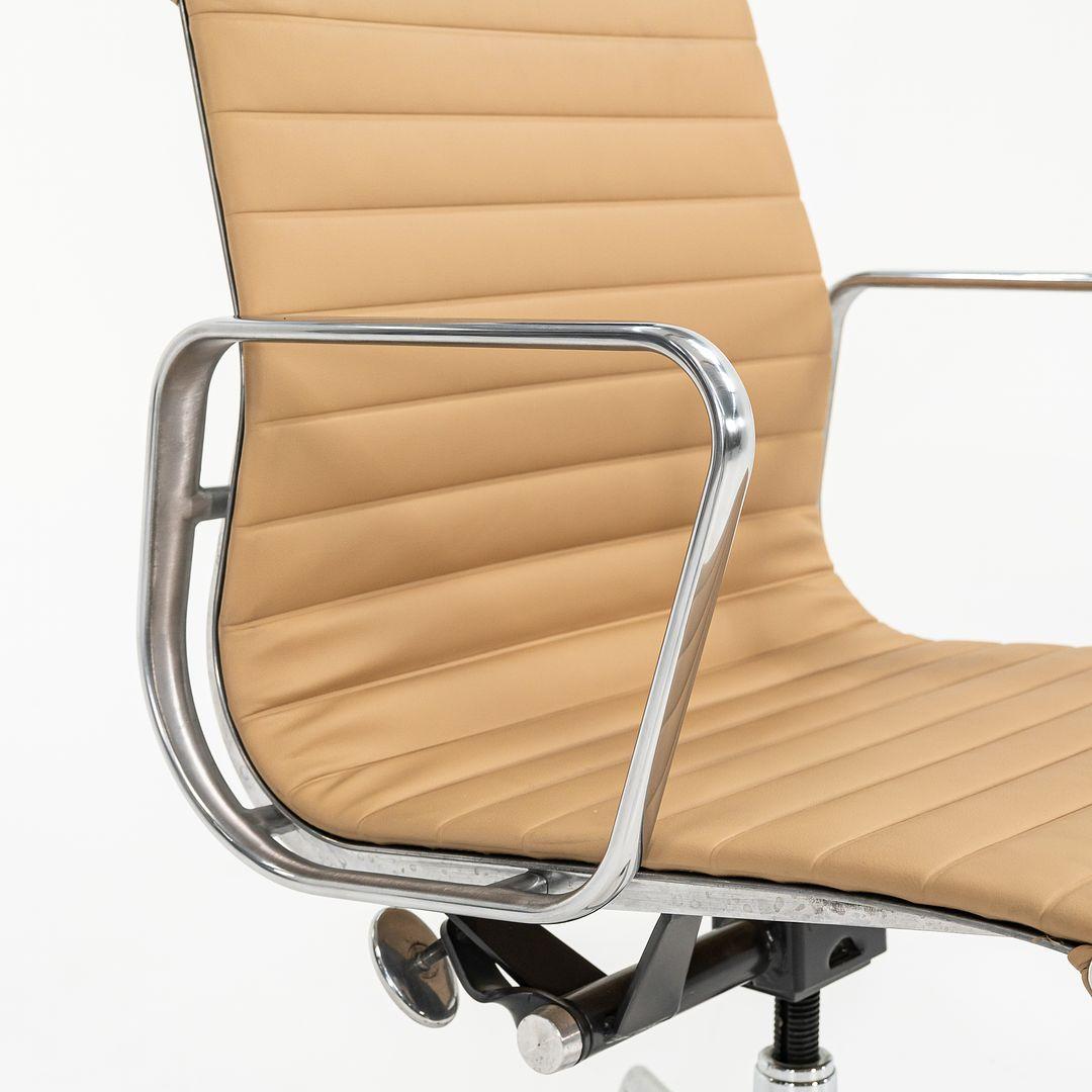 2010s Herman Miller Eames Aluminum Group Management Desk Chair in Tan Naugahyde For Sale 1