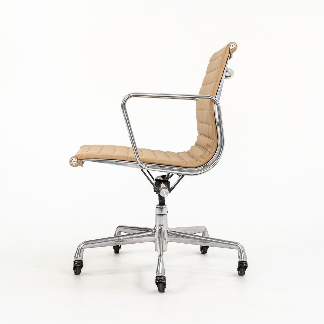 2010s Herman Miller Eames Aluminum Group Management Desk Chair in Tan Naugahyde For Sale 2