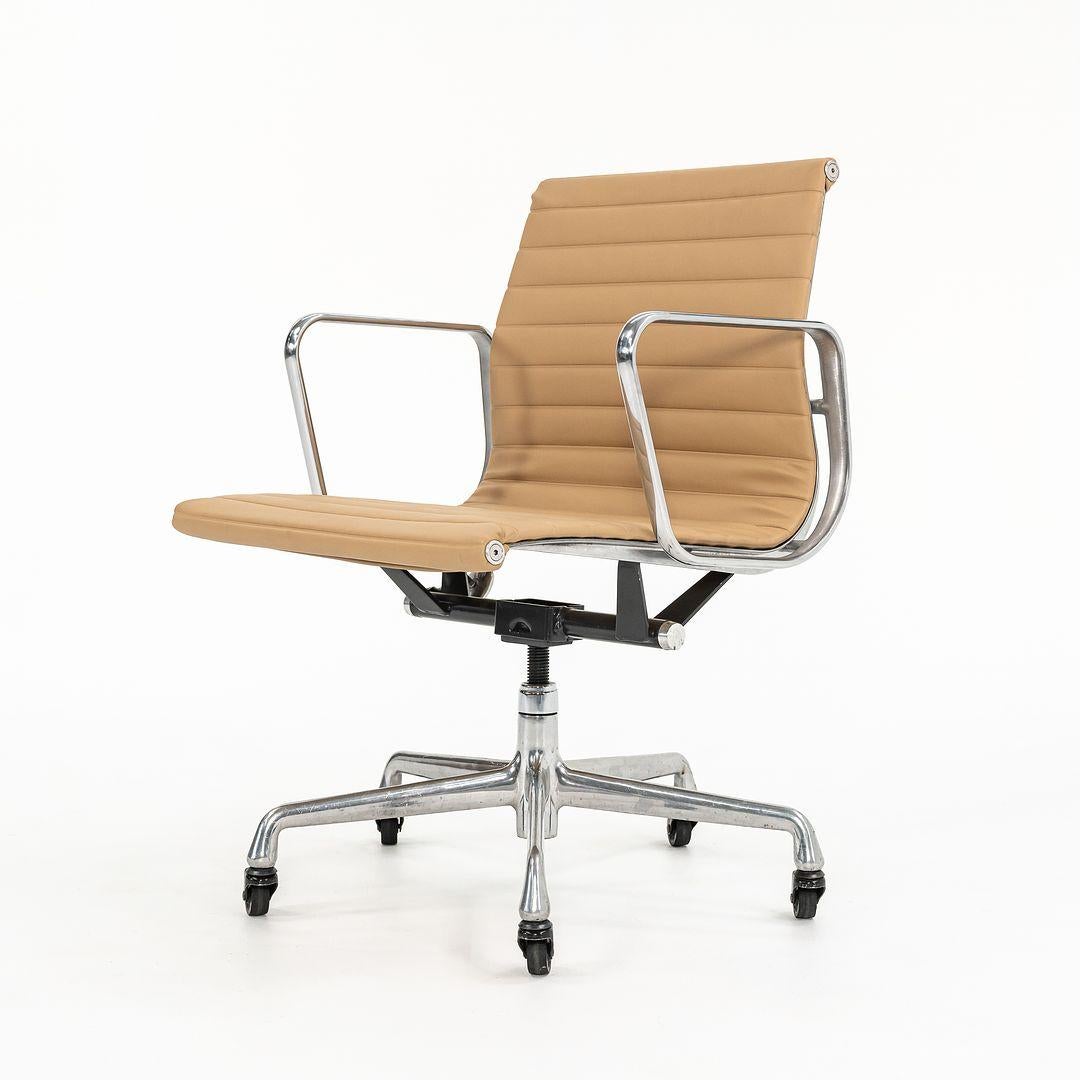 2010s Herman Miller Eames Aluminum Group Management Desk Chair in Tan Naugahyde For Sale 3