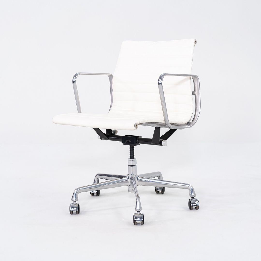 2010s Herman Miller Eames Aluminum Group Management Desk Chair in White Leather For Sale 4