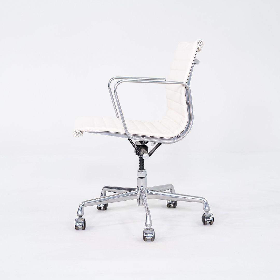 2010er Herman Miller Eames Aluminium Group Management-Schreibtischstuhl aus weißem Leder im Angebot 4