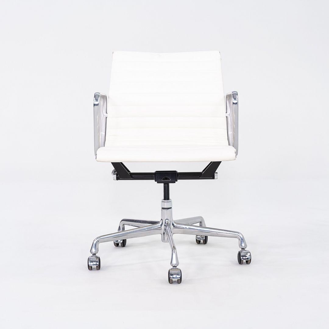 2010s Herman Miller Eames Aluminum Group Management Desk Chair in White Leather For Sale 5
