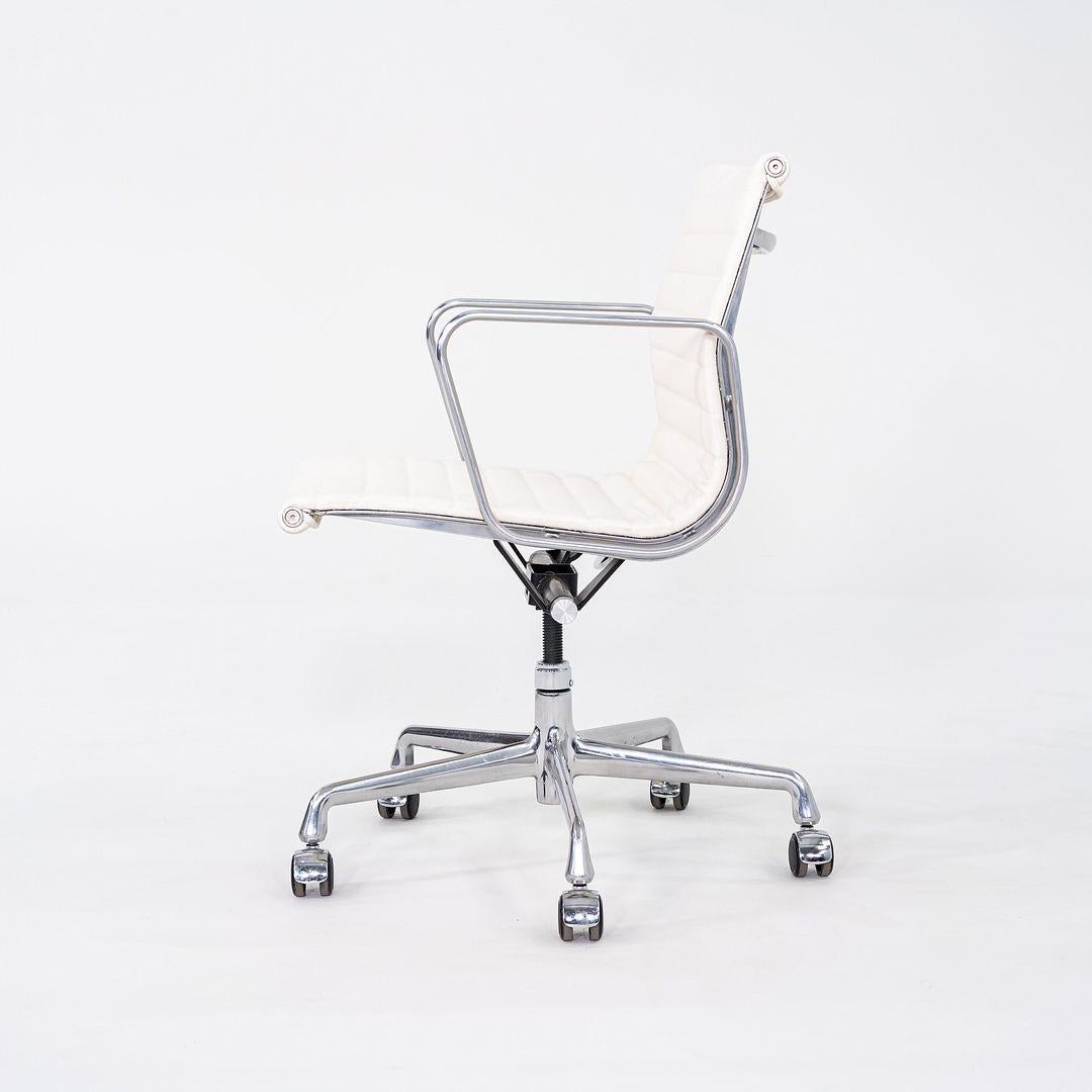 2010er Herman Miller Eames Aluminium Group Management-Schreibtischstuhl aus weißem Leder im Angebot 5
