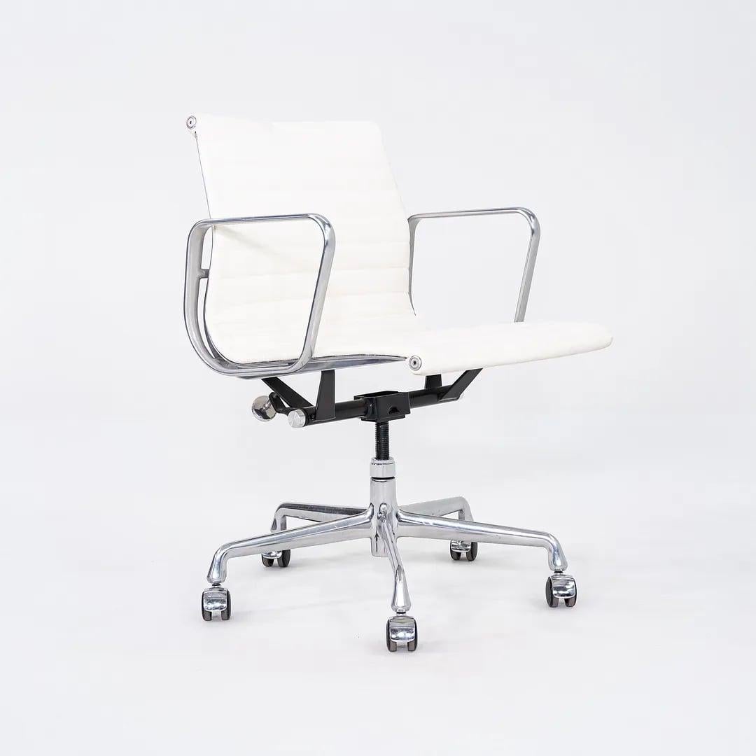 2010s Herman Miller Eames Aluminum Group Management Desk Chair in White Leather For Sale 6