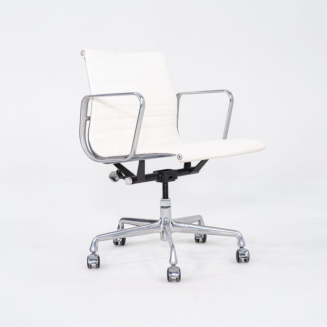 2010er Herman Miller Eames Aluminium Group Management-Schreibtischstuhl aus weißem Leder im Angebot 6