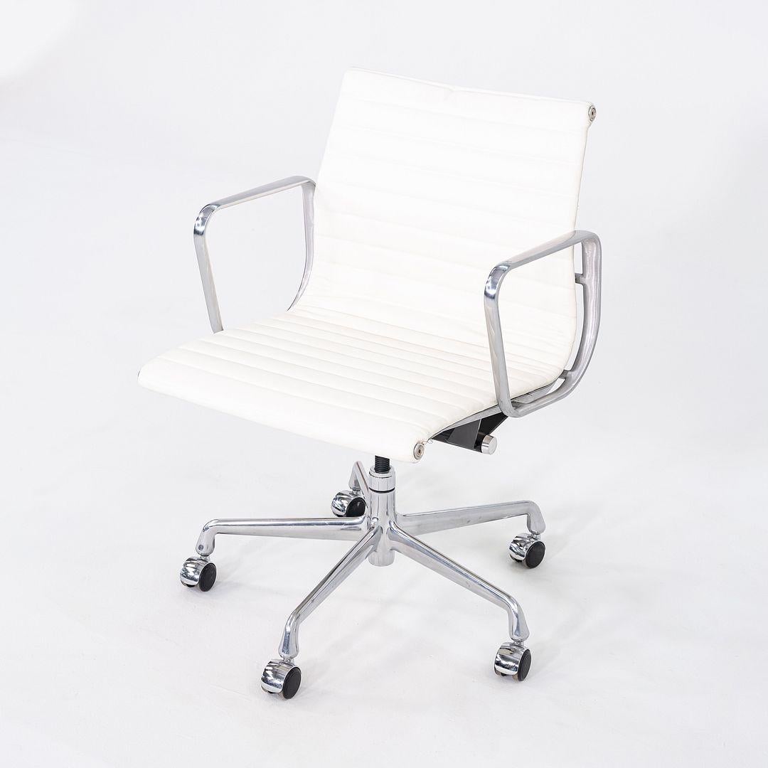 2010er Herman Miller Eames Aluminium Group Management-Schreibtischstuhl aus weißem Leder (Moderne) im Angebot