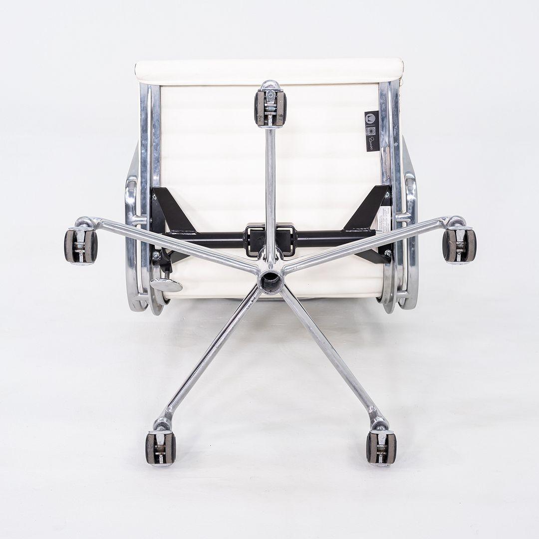 2010s Herman Miller Eames Aluminum Group Management Desk Chair in White Leather In Excellent Condition For Sale In Philadelphia, PA