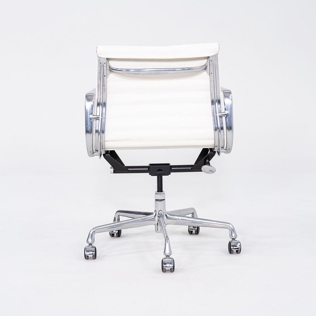 2010s Herman Miller Eames Aluminum Group Management Desk Chair in White Leather For Sale 1
